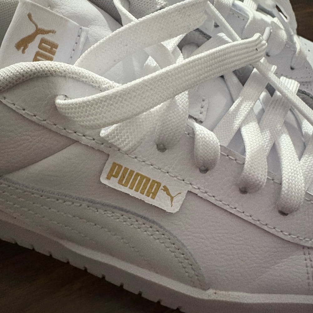 PUMA White Leather Sneakers Shoes Women’s Size 11 Gold Logo Casual Low Top - Picture 5 of 9
